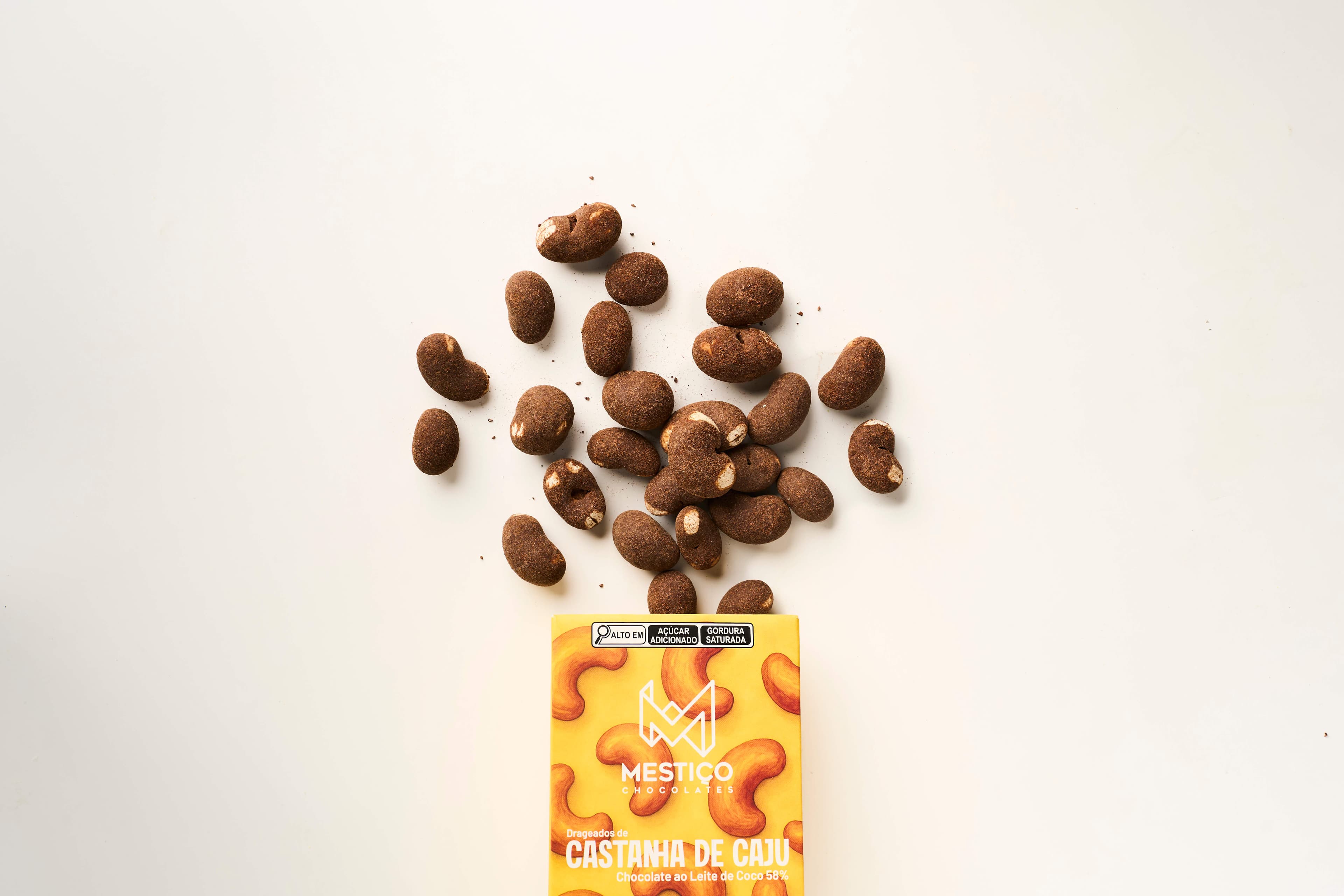 Drageado de castanha de caju com chocolate 58% ao leite de coco 100g