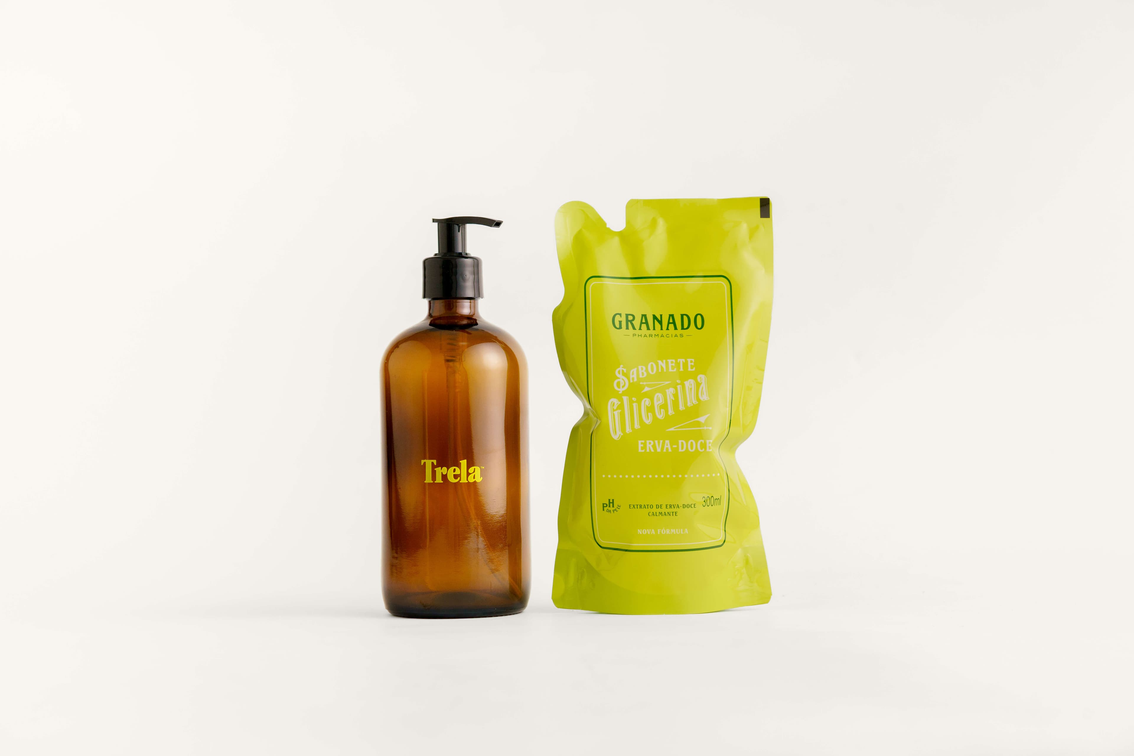 Saboneteira em vidro personalizada com sabonete líquido Granado erva doce 300ml