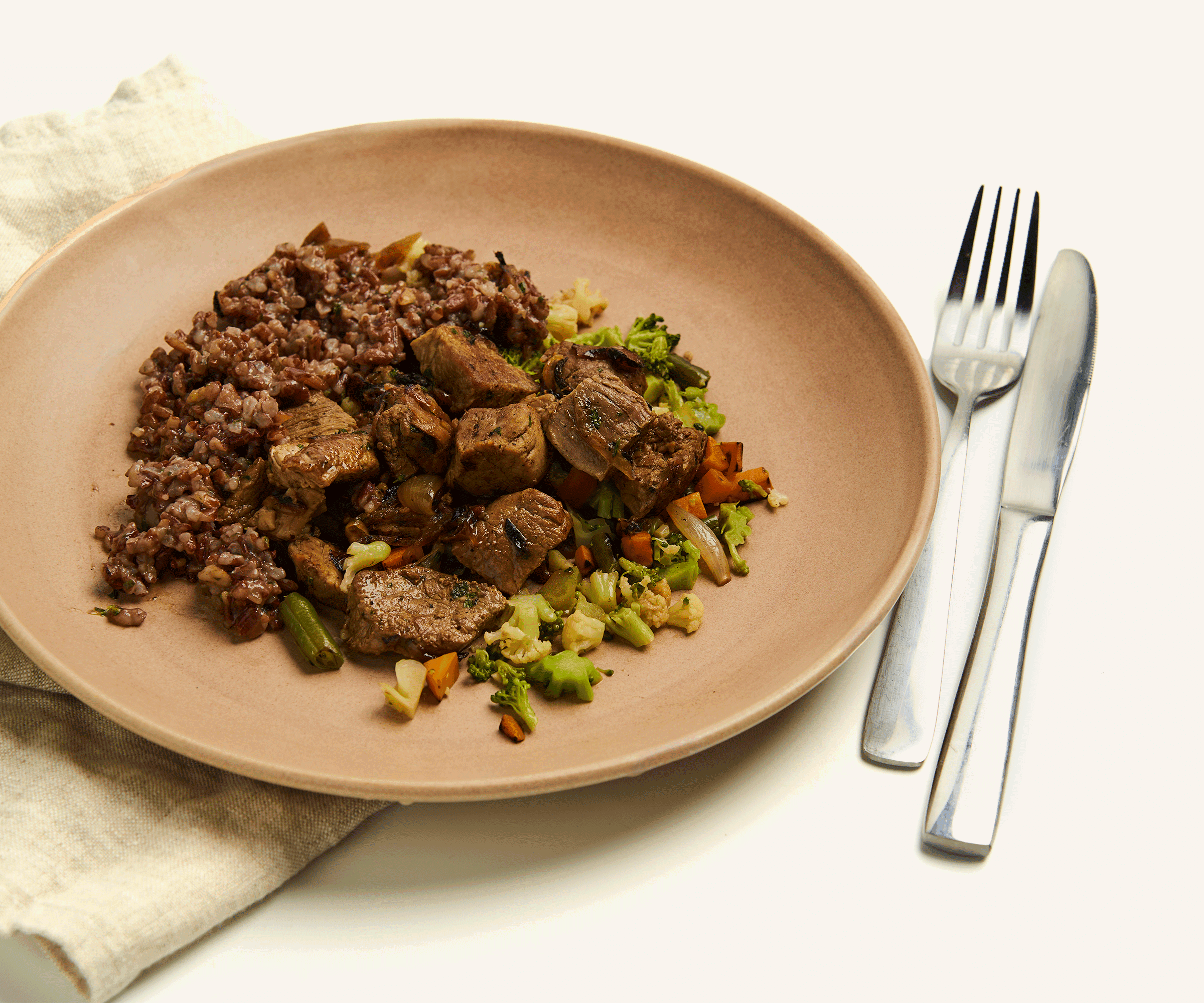 Iscas de mignon com cebola tostada, arroz vermelho selvagem e jardineira de legumes 310g
