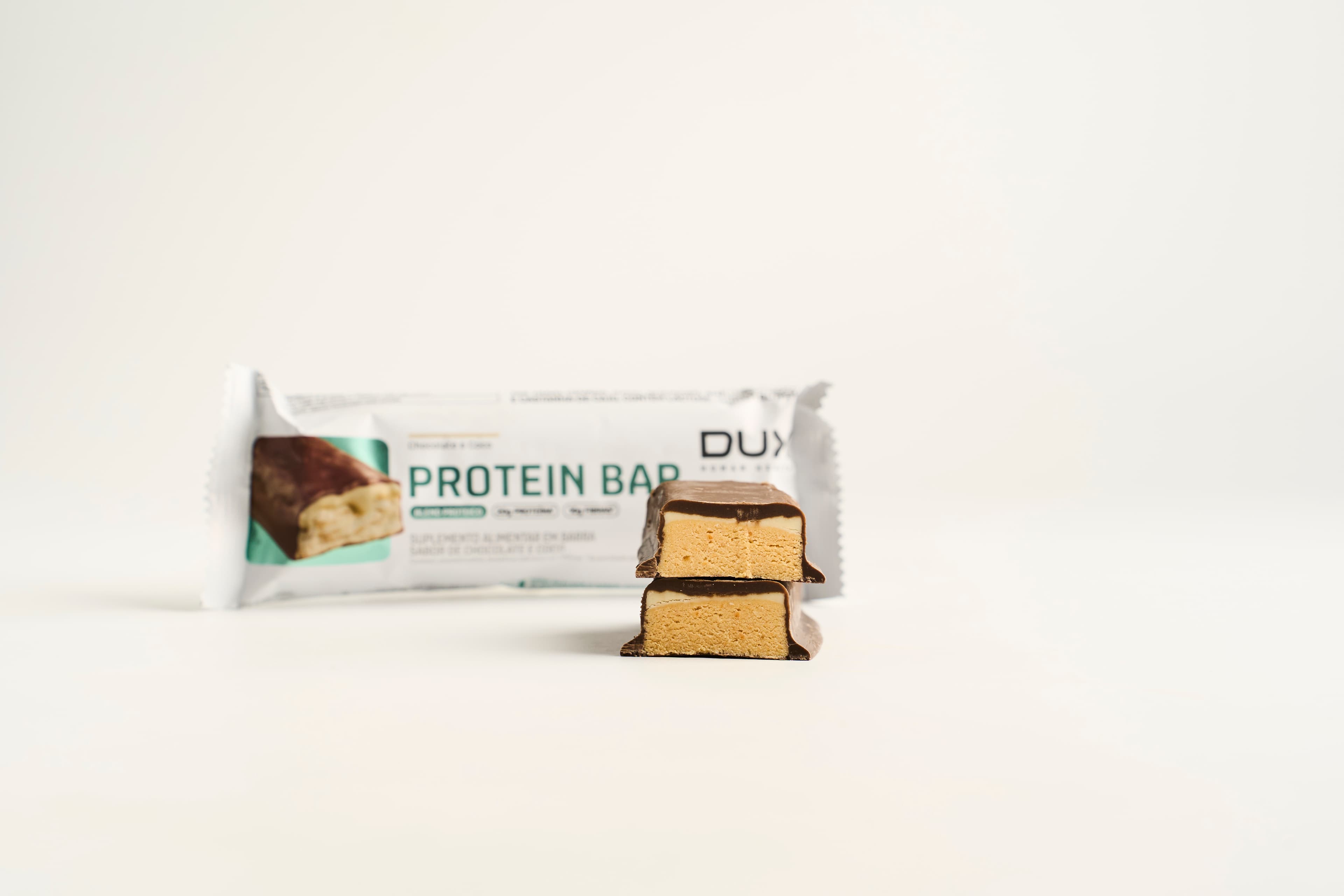 Barra de proteína 20g Protein Bar Dux sabor cacau e coco 60g