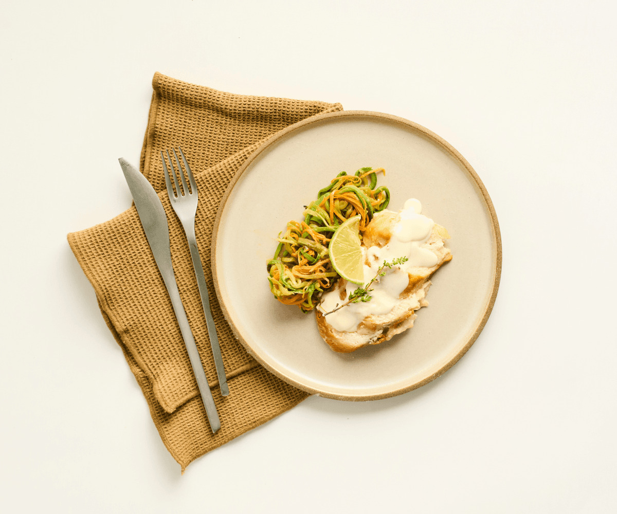 Peito de frango ao creme de limão com espaguete de legumes 220g
