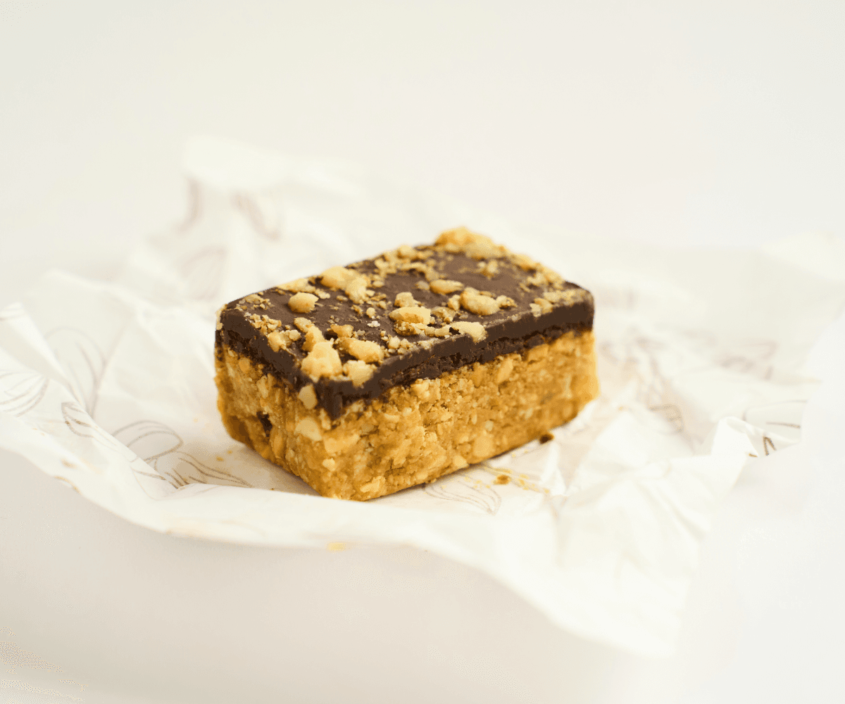 Paçoca com cobertura chocolate 70% com laranja e nozes 4 unidades