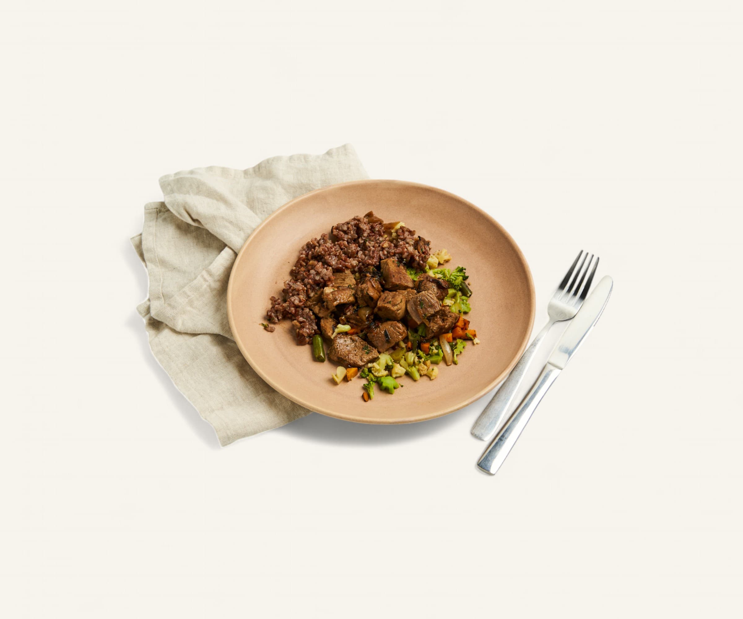 Iscas de mignon suíno marinadas com arroz vermelho selvagem e brócolis refogado 310g