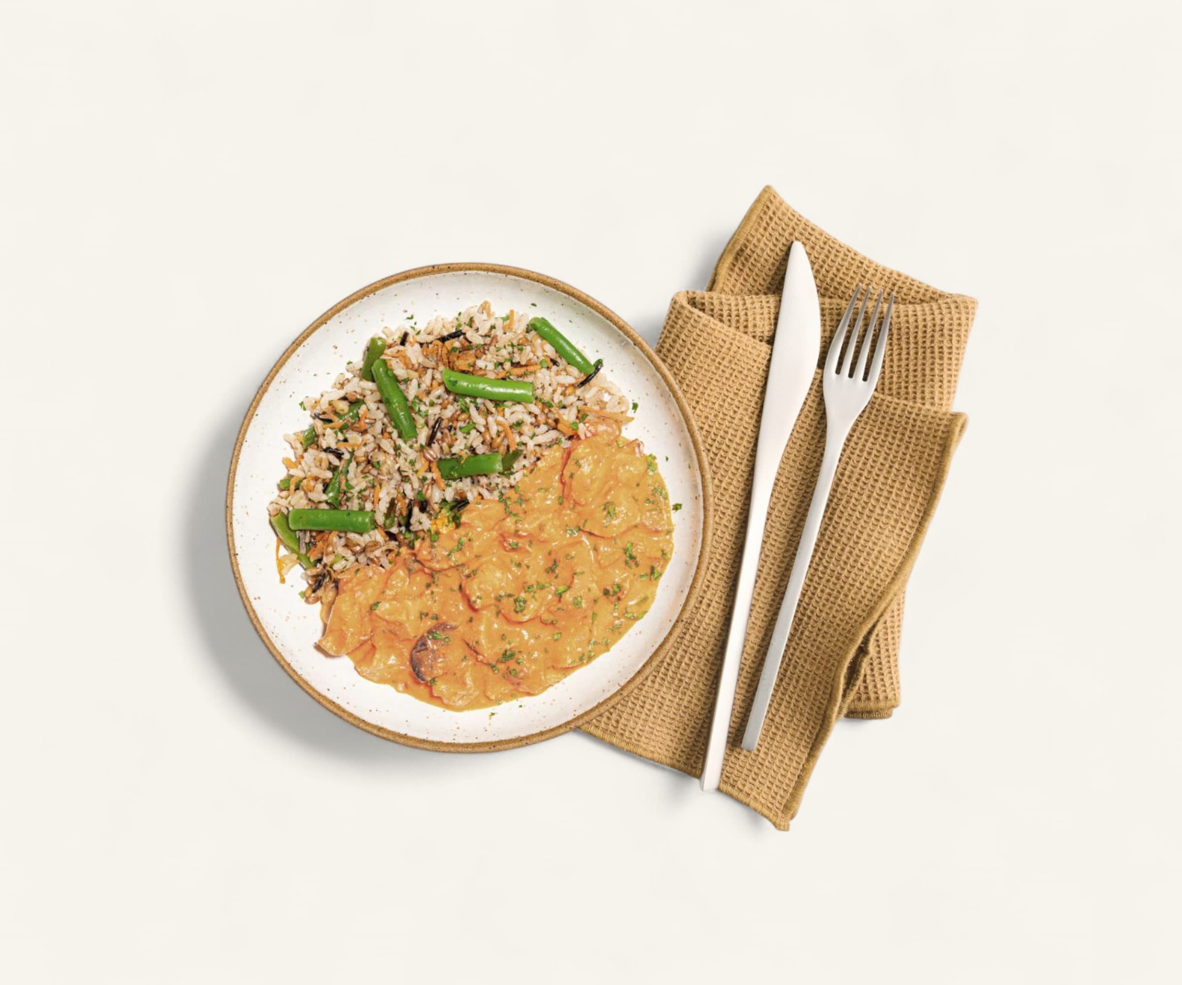 Estrogonofe de frango com creme de ricota e arroz de couve flor
