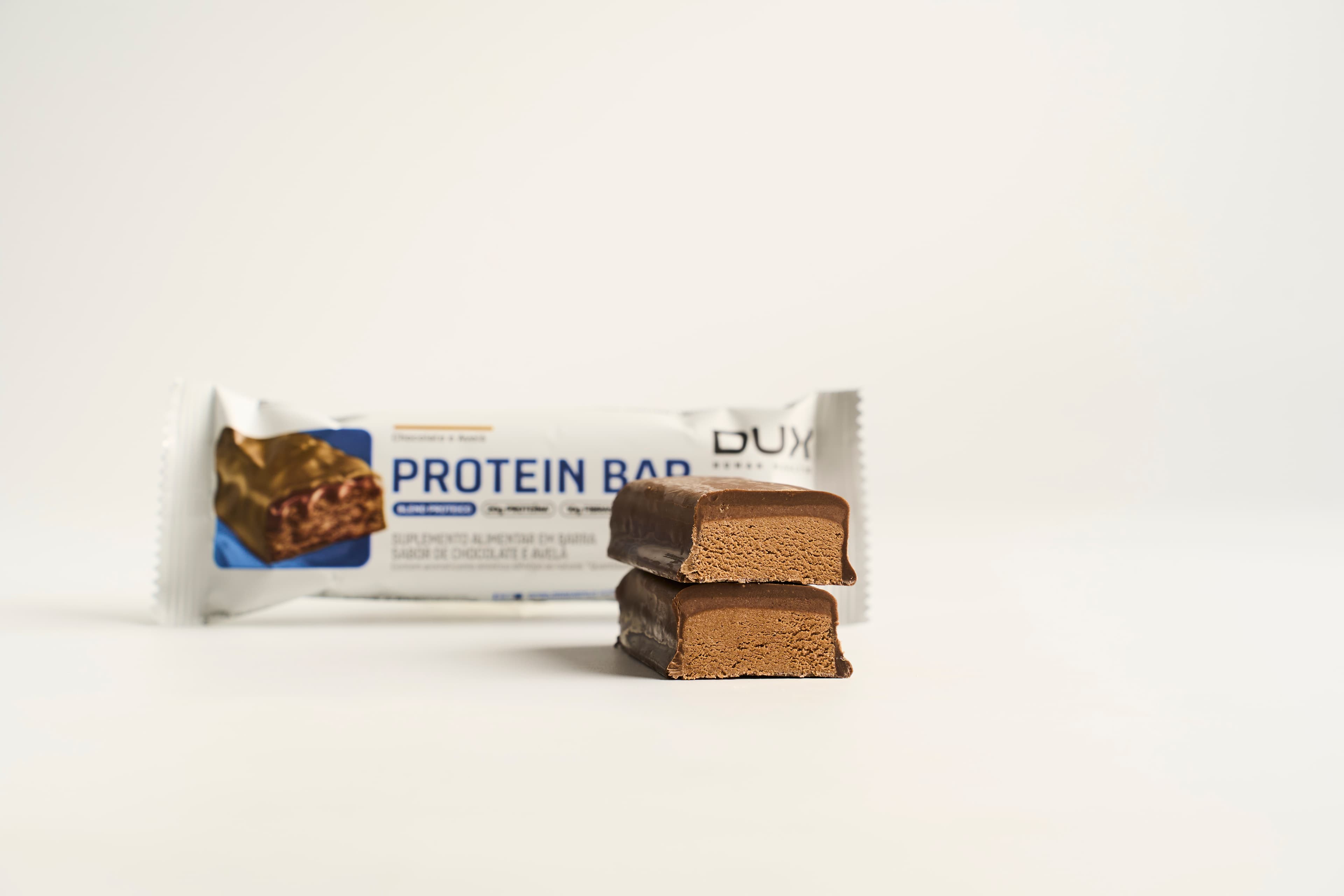 Barra de proteína 20g Protein Bar Dux sabor chocolate e avelã 60g