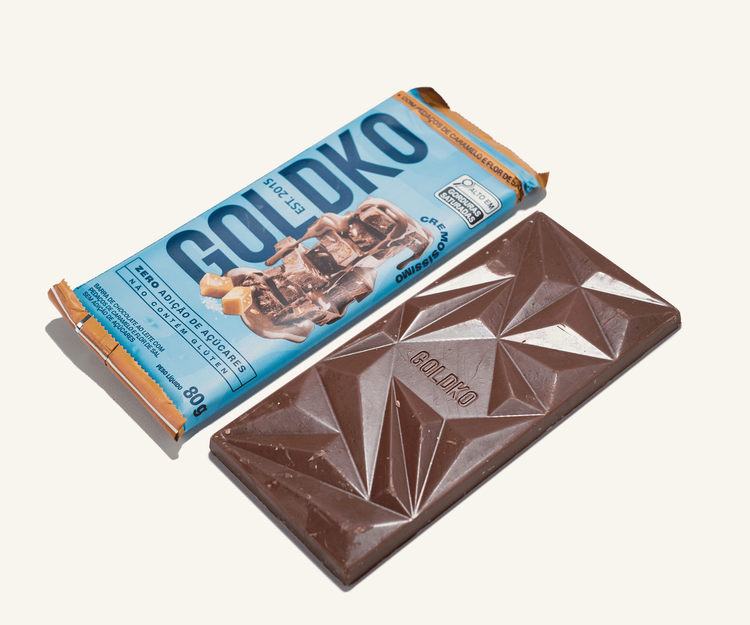 Barra de chocolate ao leite com pedaços de caramelo e flor de sal GoldKo 80g