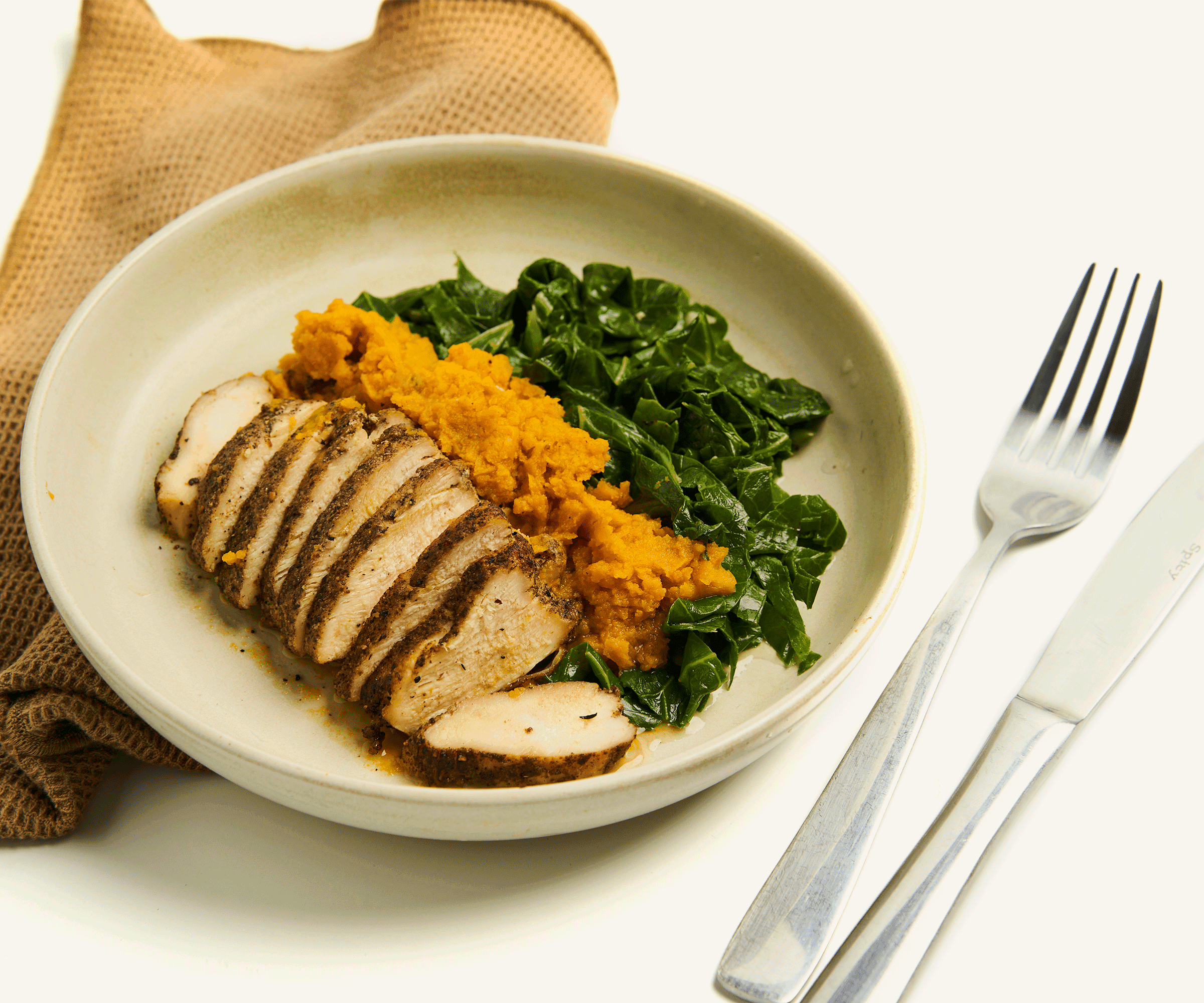 Peito de frango com especiarias secas, purê de abóbora assada e couve refogada 310g