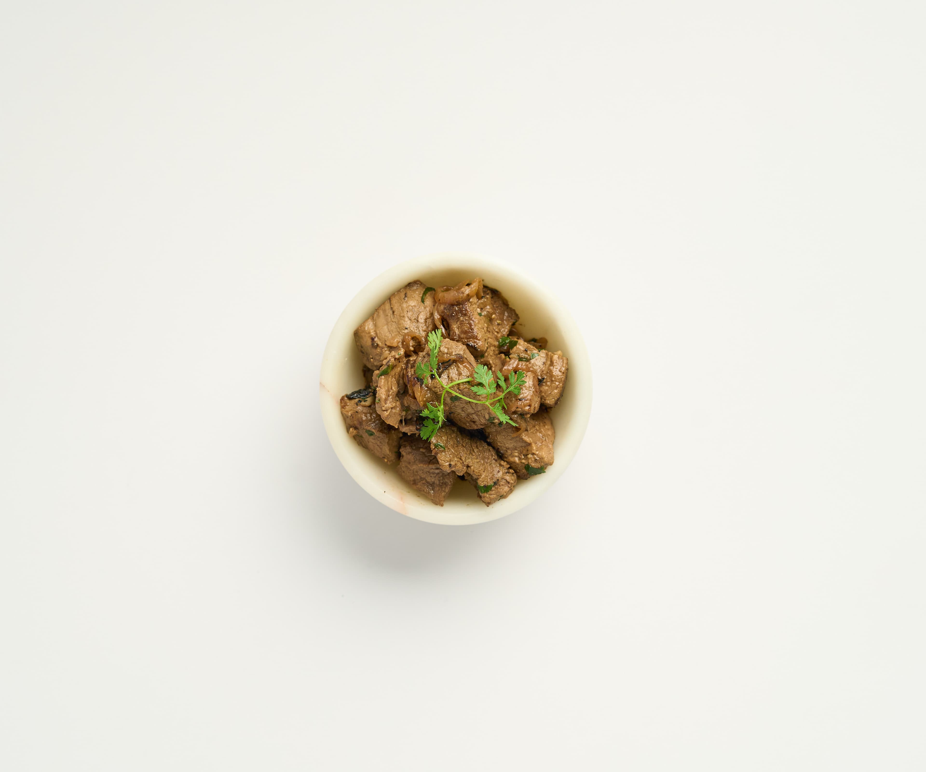 Iscas de mignon com cebola tostada porção de 130g